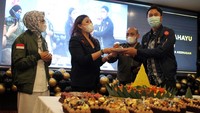 Sekjen Himpunan Pengusaha Muda Indonesia (Hipmi) Bagas Adhadirga, menerima potongan tumpeng disaksikan Bendahara Umum (Bendum) Hipmi, Hilda Kusuma Dewi, dan Ketua Dewan Pembina Hanida Foundation Jakarta, Sri Suparni Bahlil (kiri), saat Perayaan Ulang Tahun HIPMI ke-49 di Jakarta, Kamis (10/6/2021). Sejumlah tokoh juga tampak hadir secara daring.