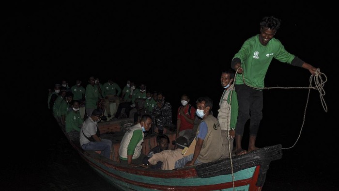 Petugas Dinas Kesehatan Kabupaten Aceh Timur melakukan tes cepat Antigen kepada seorang imigran etnis Rohingya asal Myanmar di lokasi penampungan sementara Pulau Idaman, Desa Kuala, Kecamatan Simpang Ulim, Kabupaten Aceh Timur, Aceh, Rabu (9/6/2021). Sebanyak 81 imigran etnis Rohingya direlokasi ke Medan, Sumatera Utara. ANTARA FOTO/Hayaturrahmah/Lmo/wsj.