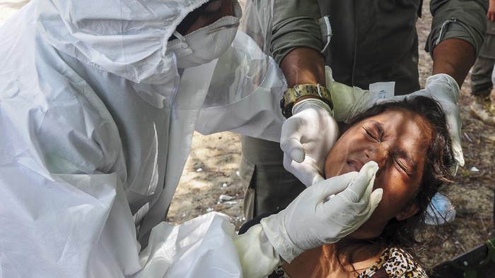 Petugas Dinas Kesehatan Kabupaten Aceh Timur melakukan tes cepat Antigen kepada seorang imigran etnis Rohingya asal Myanmar di lokasi penampungan sementara Pulau Idaman, Desa Kuala, Kecamatan Simpang Ulim, Kabupaten Aceh Timur, Aceh, Rabu (9/6/2021). Sebanyak 81 imigran etnis Rohingya direlokasi ke Medan, Sumatera Utara. ANTARA FOTO/Hayaturrahmah/Lmo/wsj.