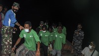 Personel TNI mengawal relokasi Imigran Rohingya asal Myanmar di Pulau Idaman, Desa Kuala, Kecamatan Simpang Ulim, Kabupaten Aceh Timur, Aceh, Rabu (9/6/2021).