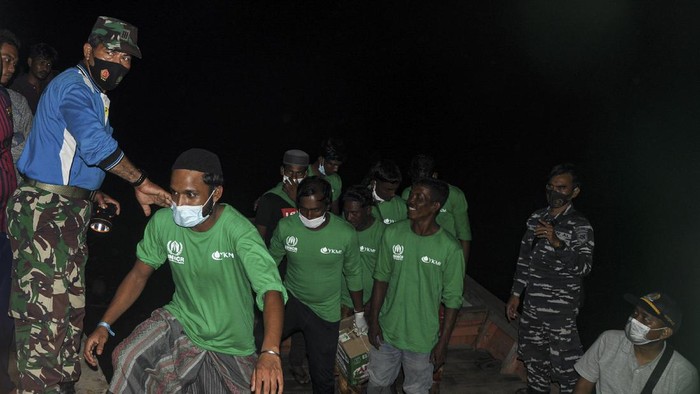 Petugas Dinas Kesehatan Kabupaten Aceh Timur melakukan tes cepat Antigen kepada seorang imigran etnis Rohingya asal Myanmar di lokasi penampungan sementara Pulau Idaman, Desa Kuala, Kecamatan Simpang Ulim, Kabupaten Aceh Timur, Aceh, Rabu (9/6/2021). Sebanyak 81 imigran etnis Rohingya direlokasi ke Medan, Sumatera Utara. ANTARA FOTO/Hayaturrahmah/Lmo/wsj.