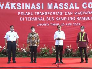 Ditemani Menkes-Anies, Jokowi Cek Vaksinasi COVID di Terminal Kp Rambutan