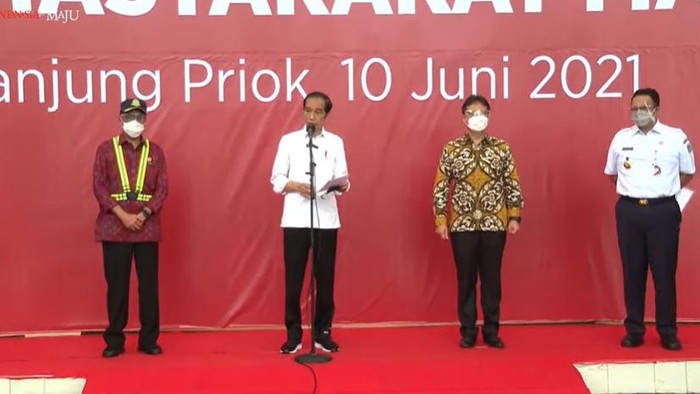 Jokowi Tinjau Vaksinasi COVID-19 di Pelabuhan Tanjung Priok.