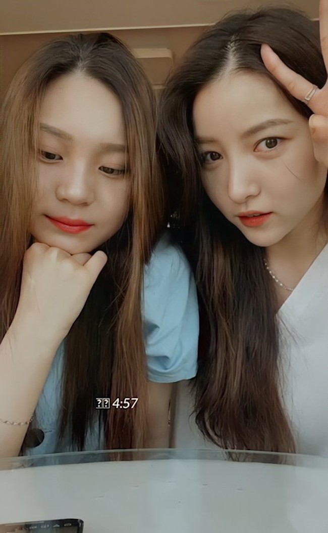 Sementara itu, Sowon GFRIEND mendatangi rumah Umji untuk menemui orang tuanya di Incheon. Hal ini membuat para penggemar emosional. Keduanya juga menghelat siaran langsung di akun Instagram Sowon (@onedayxne). Foto: dok. Twitter GFRDSL00K