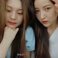 Sementara itu, Sowon GFRIEND mendatangi rumah Umji untuk menemui orang tuanya di Incheon. Hal ini membuat para penggemar emosional. Keduanya juga menghelat siaran langsung di akun Instagram Sowon (@onedayxne). Foto: dok. Twitter GFRDSL00K