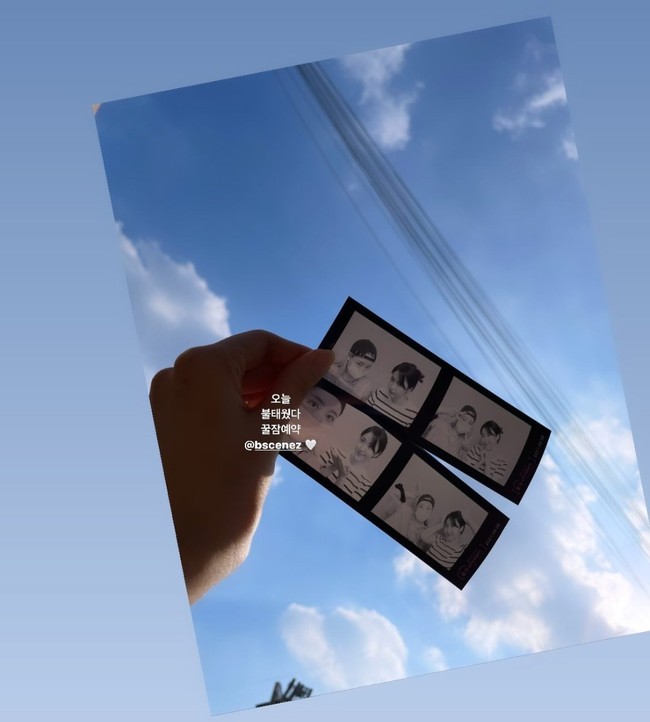 Kabar terbaru SinB GFRIEND dibagikan oleh performance director agensi Source Music. Baru-baru ini, ia mengunggah hasil photobox keduanya lewat akun Instagram (@soyeon__amy). Keduanya masih menjalin silaturahmi. Foto: dok. Instagram soyeon__amy