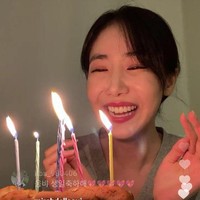 SinB GFRIEND merayakan ulang tahunnya lewat live Instagram, Senin (3/6/2021). Tampak tiga personel GFRIEND membanjiri kolom komentar dengan ucapan. Ada Yerin (@every__nn), Eunha (@rlo.ldl), hingga Yuju (@yuuzth). Foto: dok. Instagram bscenez