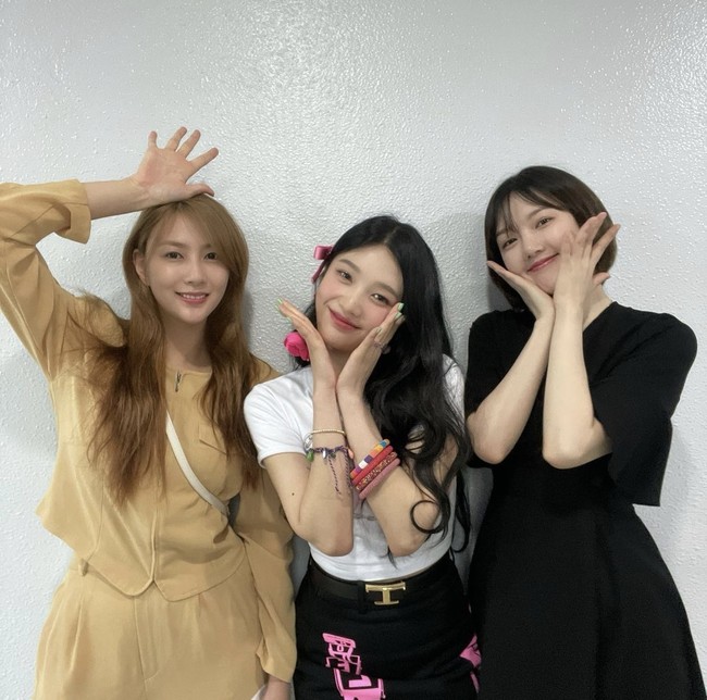 Yerin GFRIEND menyemangati Joy Red Velvet saat promosi debut solo. Ia pergi ke belakang panggung bersama Hayoung Apink untuk menemui sahabatnya. Seperti diketahui, para 96 liners menjalin persahabatan sejak SMA. Foto: dok. Instagram _ohhayoung_