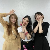 Yerin GFRIEND menyemangati Joy Red Velvet saat promosi debut solo. Ia pergi ke belakang panggung bersama Hayoung Apink untuk menemui sahabatnya. Seperti diketahui, para 96 liners menjalin persahabatan sejak SMA. Foto: dok. Instagram _ohhayoung_