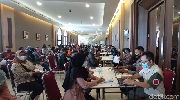 Kapolri dan Panglima TNI meninjau pelaksanaan vaksinasi massal di Bandung.