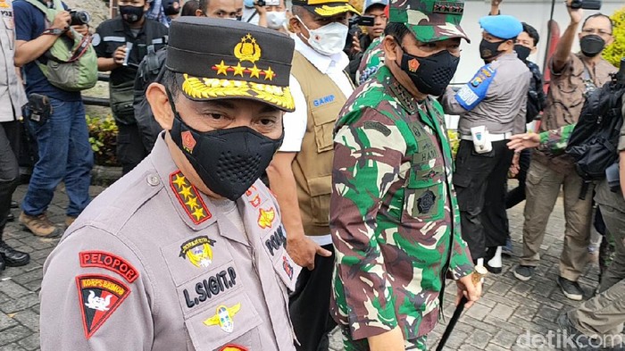 Kapolri Jenderal Listyo Sigit Prabowo dan Panglima TNI Marsekal Hadi Tjahjanto meninjau vaksinasi COVID-19 di Kediri. Apa pesan dan harapan mereka?