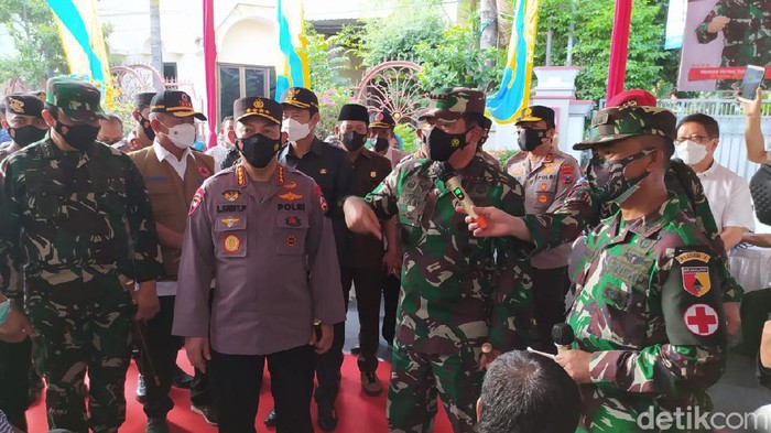 Kapolri Jenderal Listyo Sigit Prabowo dan Panglima TNI Marsekal Hadi Tjahjanto datang ke Lamongan. Mereka memantau penanganan kasus COVID-19 klaster hajatan di Desa Sidodowo, Kecamatan Modo.