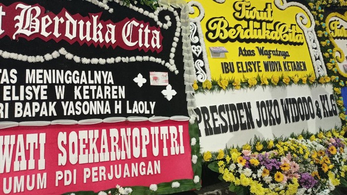 Karangan Bunga Penuhi Rumah Duka