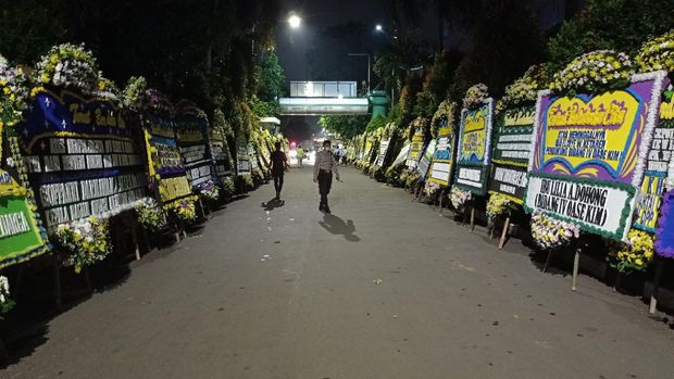 Karangan Bunga Penuhi Rumah Duka