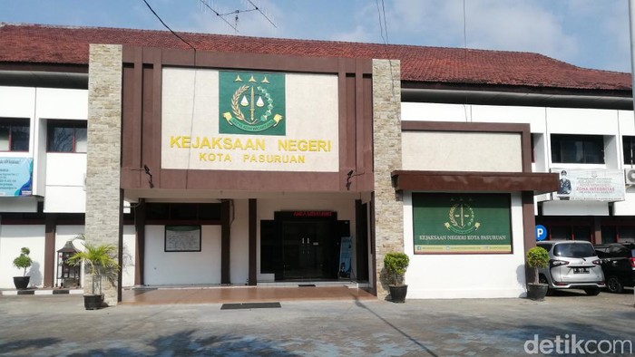 Kasus korupsi pengadaan aplikasi Dinas Kominfo dan Statistik Pemkot Pasuruan tahun anggaran 2019, memasuki babak baru. Satu dari tiga terdakwa dijatuhi vonis pidana penjara selama 3 tahun 6 bulan serta denda.
