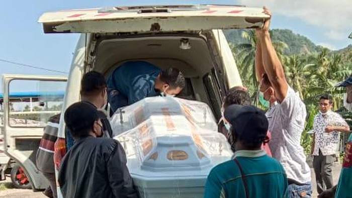 Kepsek korban penusukan orang tua murid di NTT, DA (59) disemayamkan.