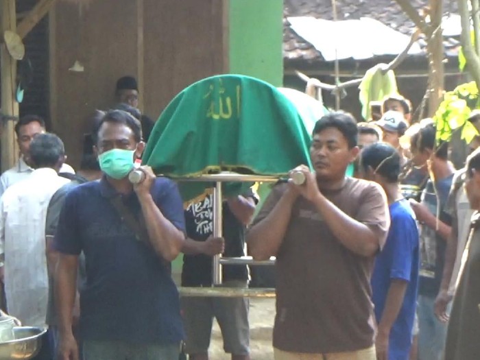 Tiga warga Dusun Bago, Desa Sidem, Kecamatan Gondang, Tulungagung keracunan setelah mengkonsumsi umbi gadung. Satu di antaranya meninggal dunia.