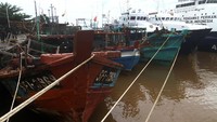 Sebanyak 19 kapal ikan ilegal berbendera Malaysia, Vietnam, Filipina dan Indonesia berhasil ditangkap lima kapal pengawas perikanan KKP.  