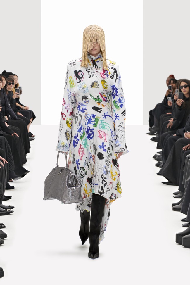 Balenciaga memamerkan koleksi busana terbarunya untuk musim semi 2022. Pada fashion show ini Direktur Kreatif Balenciaga, Demna Gvasalia menghadirkan model yang dikloning secara digital. Foto: dok. Courtesy Balenciaga.