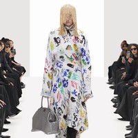 Balenciaga memamerkan koleksi busana terbarunya untuk musim semi 2022. Pada fashion show ini Direktur Kreatif Balenciaga, Demna Gvasalia menghadirkan model yang dikloning secara digital. Foto: dok. Courtesy Balenciaga.