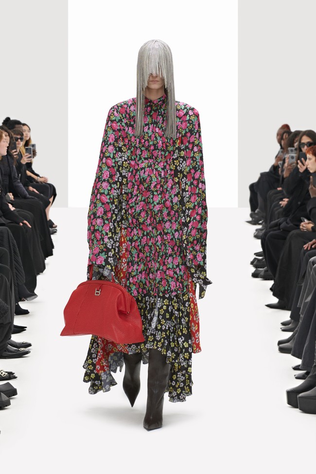 Balenciaga memamerkan koleksi busana terbarunya untuk musim semi 2022. Pada fashion show ini Direktur Kreatif Balenciaga, Demna Gvasalia menghadirkan model yang dikloning secara digital. Foto: dok. Courtesy Balenciaga.