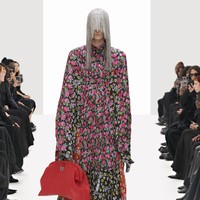 Balenciaga memamerkan koleksi busana terbarunya untuk musim semi 2022. Pada fashion show ini Direktur Kreatif Balenciaga, Demna Gvasalia menghadirkan model yang dikloning secara digital. Foto: dok. Courtesy Balenciaga.