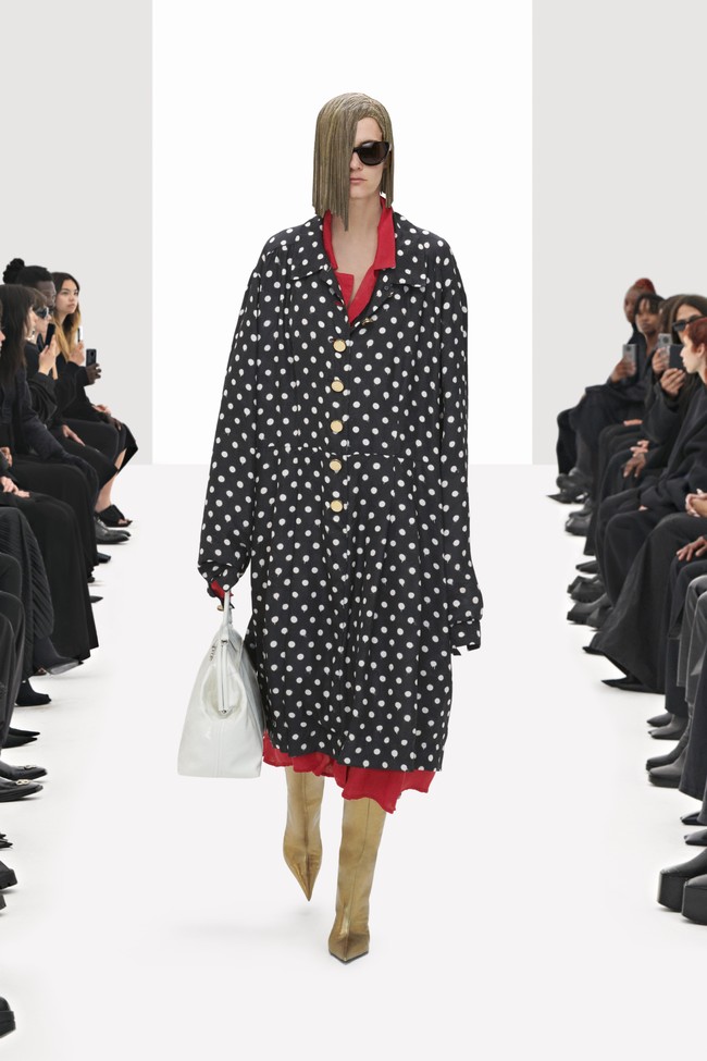 Balenciaga memamerkan koleksi busana terbarunya untuk musim semi 2022. Pada fashion show ini Direktur Kreatif Balenciaga, Demna Gvasalia menghadirkan model yang dikloning secara digital. Foto: dok. Courtesy Balenciaga.