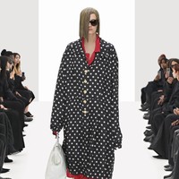 Balenciaga memamerkan koleksi busana terbarunya untuk musim semi 2022. Pada fashion show ini Direktur Kreatif Balenciaga, Demna Gvasalia menghadirkan model yang dikloning secara digital. Foto: dok. Courtesy Balenciaga.
