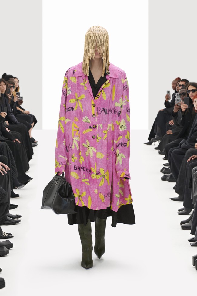 Balenciaga memamerkan koleksi busana terbarunya untuk musim semi 2022. Pada fashion show ini Direktur Kreatif Balenciaga, Demna Gvasalia menghadirkan model yang dikloning secara digital. Foto: dok. Courtesy Balenciaga.