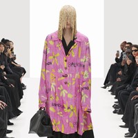 Balenciaga memamerkan koleksi busana terbarunya untuk musim semi 2022. Pada fashion show ini Direktur Kreatif Balenciaga, Demna Gvasalia menghadirkan model yang dikloning secara digital. Foto: dok. Courtesy Balenciaga.