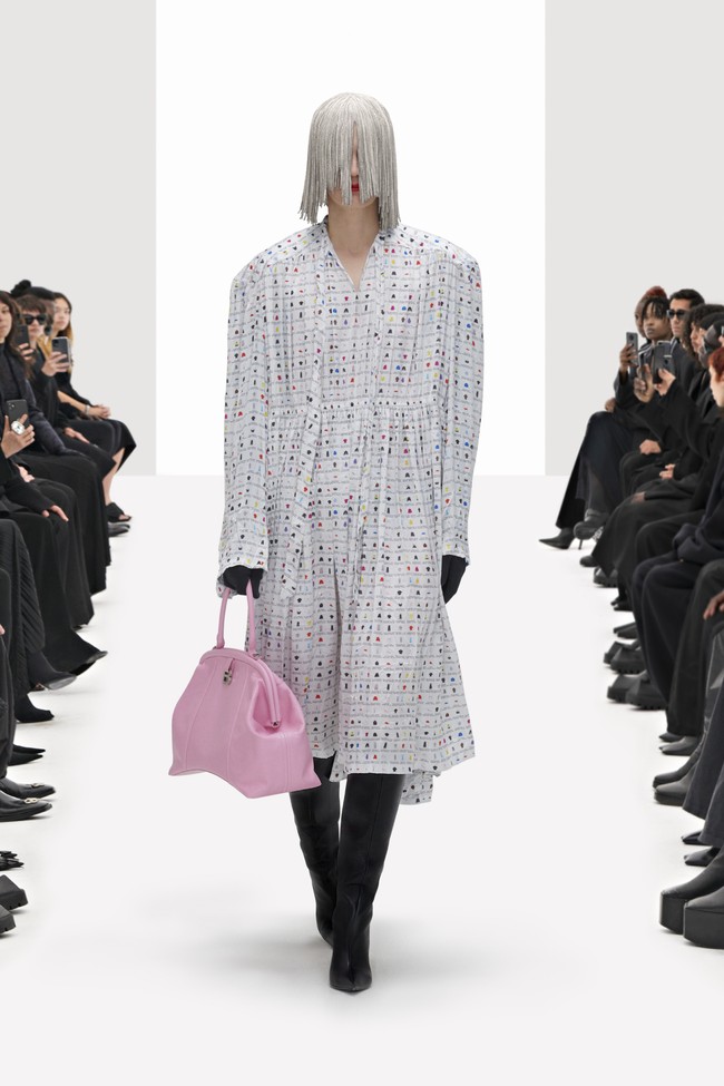 Balenciaga memamerkan koleksi busana terbarunya untuk musim semi 2022. Pada fashion show ini Direktur Kreatif Balenciaga, Demna Gvasalia menghadirkan model yang dikloning secara digital. Foto: dok. Courtesy Balenciaga.