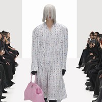 Balenciaga memamerkan koleksi busana terbarunya untuk musim semi 2022. Pada fashion show ini Direktur Kreatif Balenciaga, Demna Gvasalia menghadirkan model yang dikloning secara digital. Foto: dok. Courtesy Balenciaga.