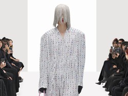 10 Koleksi Terbaru Balenciaga Spring 2022, Diperagakan Model Kloning