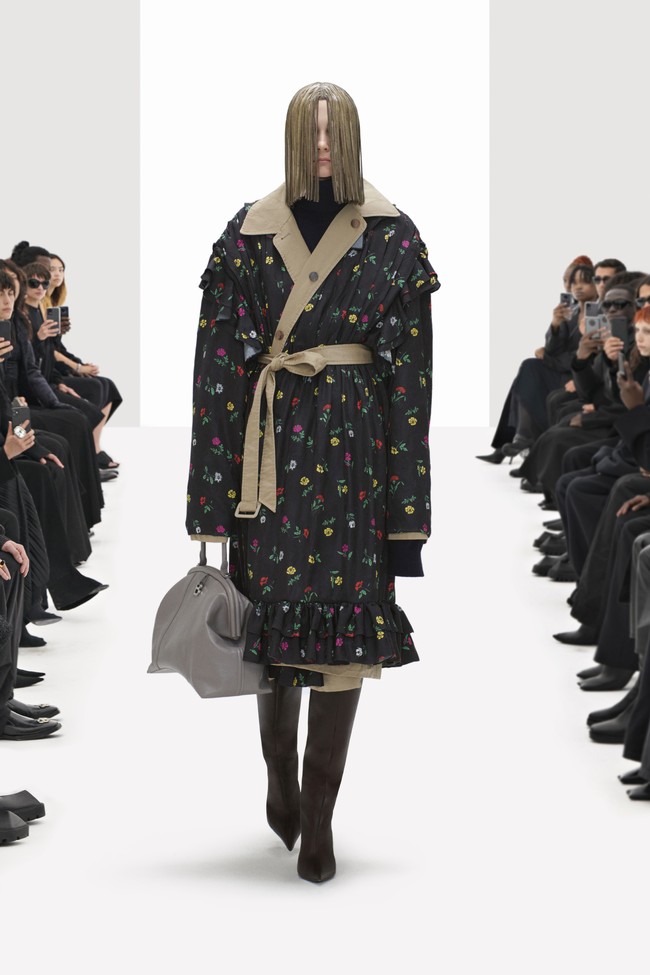 Balenciaga memamerkan koleksi busana terbarunya untuk musim semi 2022. Pada fashion show ini Direktur Kreatif Balenciaga, Demna Gvasalia menghadirkan model yang dikloning secara digital. Foto: dok. Courtesy Balenciaga.