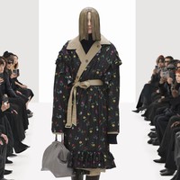 Balenciaga memamerkan koleksi busana terbarunya untuk musim semi 2022. Pada fashion show ini Direktur Kreatif Balenciaga, Demna Gvasalia menghadirkan model yang dikloning secara digital. Foto: dok. Courtesy Balenciaga.