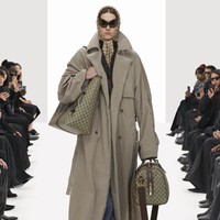 Balenciaga memamerkan koleksi busana terbarunya untuk musim semi 2022. Pada fashion show ini Direktur Kreatif Balenciaga, Demna Gvasalia menghadirkan model yang dikloning secara digital.. Foto: dok. Courtesy Balenciaga.