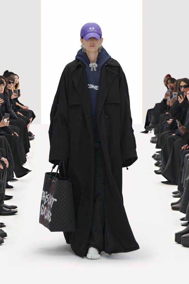 Balenciaga memamerkan koleksi busana terbarunya untuk musim semi 2022. Pada fashion show ini Direktur Kreatif Balenciaga, Demna Gvasalia menghadirkan model yang dikloning secara digital. Foto: dok. Courtesy Balenciaga.