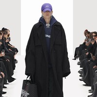 Balenciaga memamerkan koleksi busana terbarunya untuk musim semi 2022. Pada fashion show ini Direktur Kreatif Balenciaga, Demna Gvasalia menghadirkan model yang dikloning secara digital. Foto: dok. Courtesy Balenciaga.