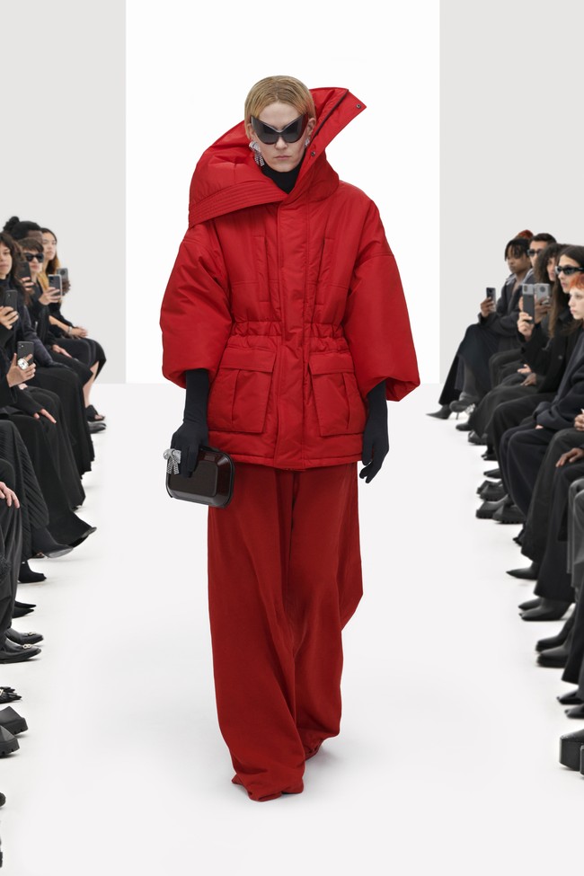 Balenciaga memamerkan koleksi busana terbarunya untuk musim semi 2022. Pada fashion show ini Direktur Kreatif Balenciaga, Demna Gvasalia menghadirkan model yang dikloning secara digital. Foto: dok. Courtesy Balenciaga.