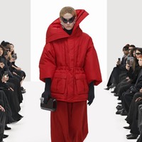 Balenciaga memamerkan koleksi busana terbarunya untuk musim semi 2022. Pada fashion show ini Direktur Kreatif Balenciaga, Demna Gvasalia menghadirkan model yang dikloning secara digital. Foto: dok. Courtesy Balenciaga.