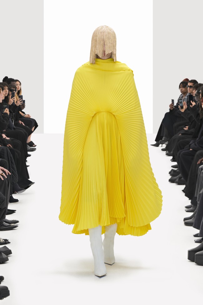 Balenciaga memamerkan koleksi busana terbarunya untuk musim semi 2022. Pada fashion show ini Direktur Kreatif Balenciaga, Demna Gvasalia menghadirkan model yang dikloning secara digital. Foto: dok. Courtesy Balenciaga.