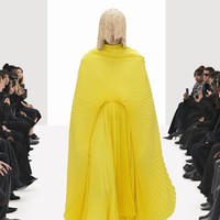 Balenciaga memamerkan koleksi busana terbarunya untuk musim semi 2022. Pada fashion show ini Direktur Kreatif Balenciaga, Demna Gvasalia menghadirkan model yang dikloning secara digital. Foto: dok. Courtesy Balenciaga.