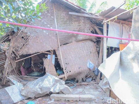 Kondisi rumah emak Alem sebelum diperbaiki pemerintah