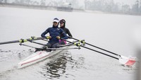 Atlet Dayung Rowing Melani Putri dan Mutiara Rahma Putri menjalani sesi latihan di air zona E tempo 20 di Pemusatan Latihan Nasional Dayung di Situ Cileunca, Pangalengan, Kabupaten Bandung, Jawa Barat, Kamis (10/6/2021).   