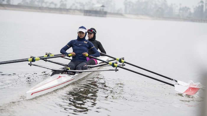 Atlet Dayung Rowing Melani Putri (kiri) dan Mutiara Rahma Putri (kanan) menjalani sesi latihan di air zona E tempo 20 di Pemusatan Latihan Nasional Dayung di Situ Cileunca, Pangalengan, Kabupaten Bandung, Jawa Barat, Kamis (10/6/2021). Latihan tersebut sebagai persiapan untuk ajang Olimpiade Tokyo 2021 yang berlangsung pada Juli mendatang. ANTARA FOTO/M Agung Rajasa/foc.