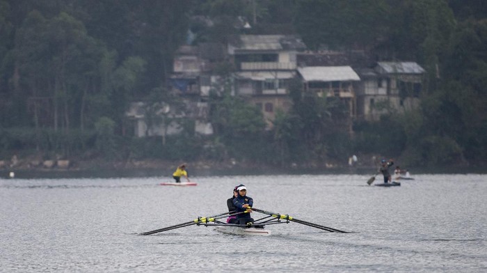 Atlet Dayung Rowing Melani Putri (kiri) dan Mutiara Rahma Putri (kanan) menjalani sesi latihan di air zona E tempo 20 di Pemusatan Latihan Nasional Dayung di Situ Cileunca, Pangalengan, Kabupaten Bandung, Jawa Barat, Kamis (10/6/2021). Latihan tersebut sebagai persiapan untuk ajang Olimpiade Tokyo 2021 yang berlangsung pada Juli mendatang. ANTARA FOTO/M Agung Rajasa/foc.