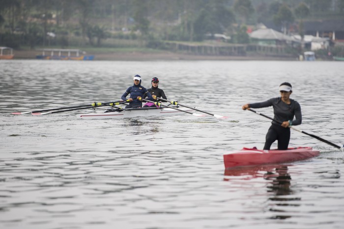 Atlet Dayung Rowing Melani Putri (kiri) dan Mutiara Rahma Putri (kanan) menjalani sesi latihan di air zona E tempo 20 di Pemusatan Latihan Nasional Dayung di Situ Cileunca, Pangalengan, Kabupaten Bandung, Jawa Barat, Kamis (10/6/2021). Latihan tersebut sebagai persiapan untuk ajang Olimpiade Tokyo 2021 yang berlangsung pada Juli mendatang. ANTARA FOTO/M Agung Rajasa/foc.