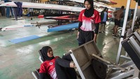 Atlet Dayung Mutiara Rahma Putri (kiri) dan Melani Putri (kanan) menjalani sesi latihan fisik untuk persiapan Olimpiade Tokyo 2020 di Pemusatan Latihan Nasional Dayung di Situ Cileunca, Pangalengan, Kabupaten Bandung, Jawa Barat, Rabu (9/6/2021).   