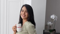 Maudy Ayunda sering mengabadikan momen kulinernya. Ia tampak sering menggunggah momennya saat minum kopi. Foto: Instagram @maudyayunda