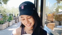 Tampaknya varian kopi mochaccino jadi rasa favoritnya. Begini posenya saat menikmati secangkir kopi hangat yang rasanya manis creamy itu. Foto: Instagram @maudyayunda